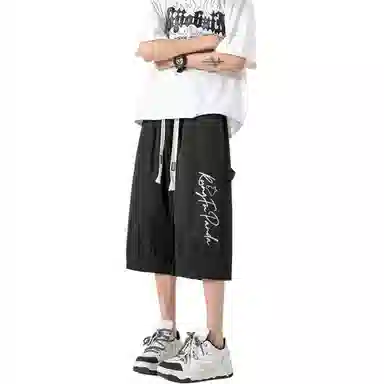 功夫熊猫 美式复古未来主义风手绘卡通动漫字母印花轻薄舒适透气凉感织带抽绳侧边排扣设计时尚宽松阔腿七分休闲短裤 男女同款