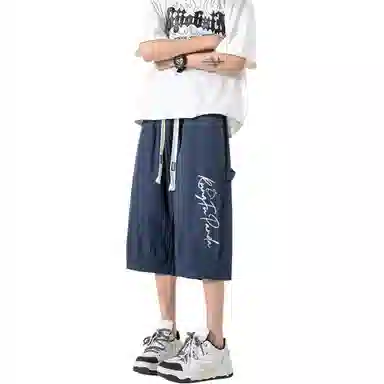 功夫熊猫 美式复古未来主义风手绘卡通动漫字母印花轻薄舒适透气凉感织带抽绳侧边排扣设计时尚宽松阔腿七分休闲短裤 男女同款