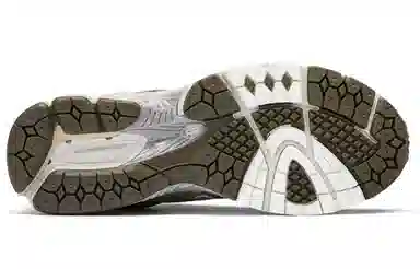 New Balance 860 Beige