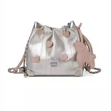 稻草人 多彩浪漫爱心 可爱少女小狗挂件抽绳开合 聚氨酯革 水桶包链条包斜挎包单肩包腋下包 小号 女款 米杏/银色