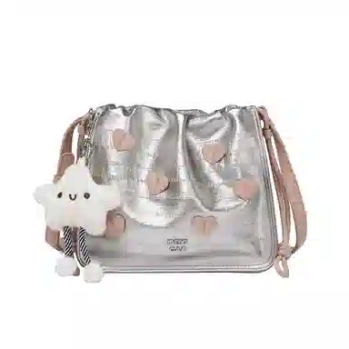 稻草人 浪漫多彩爱心 可爱少女毛绒挂件抽绳开合 聚氨酯革 小方包斜挎包单肩包腋下包 小号 女款 杏色/银色