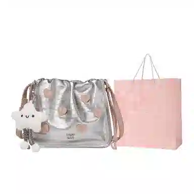 稻草人 浪漫多彩爱心 可爱少女毛绒挂件抽绳开合 聚氨酯革 小方包斜挎包单肩包腋下包 小号 女款 杏色/银色