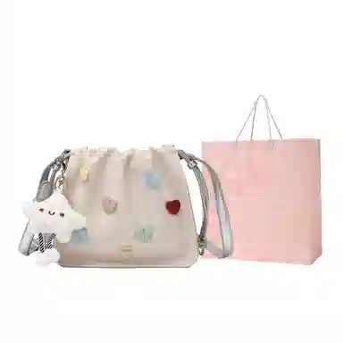 稻草人 浪漫多彩爱心 可爱少女毛绒挂件抽绳开合 聚氨酯革 小方包斜挎包单肩包腋下包 小号 女款 杏色/银色