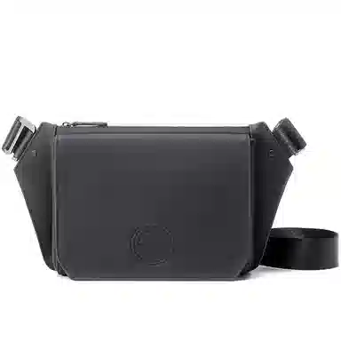 维多利亚旅行者 休闲百搭高级感个性时尚大学生简约质感通勤出行防泼水 超纤合成革 胸包单肩包斜挎包 男款 黑色