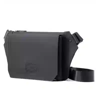 维多利亚旅行者 休闲百搭高级感个性时尚大学生简约质感通勤出行防泼水 超纤合成革 胸包单肩包斜挎包 男款 黑色