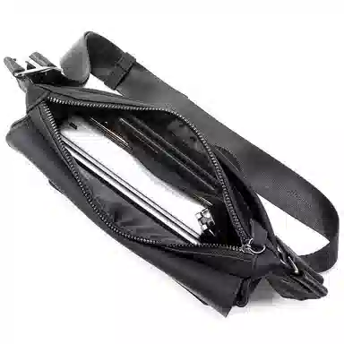 维多利亚旅行者 休闲百搭高级感个性时尚大学生简约质感通勤出行防泼水 超纤合成革 胸包单肩包斜挎包 男款 黑色