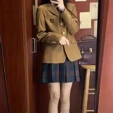 东鲸岁时记 经典学院风格纹百褶短款半身裙 圣诞红格