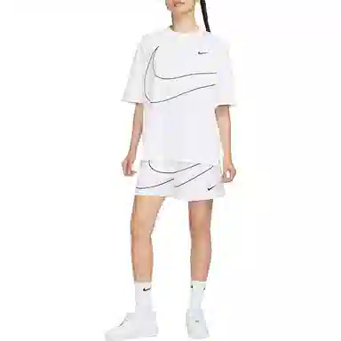 Nike Sportswear Swoosh T