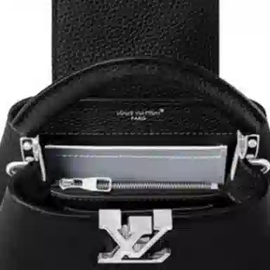 LOUIS VUITTON Capucines BB