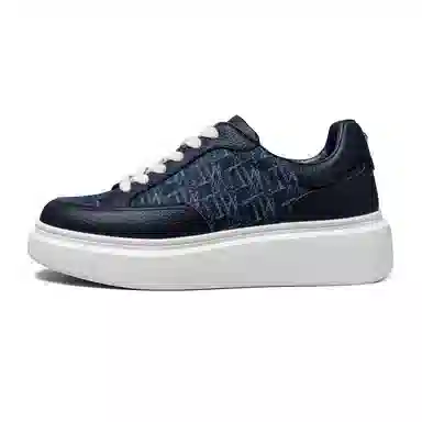 THOM WILLS trainer