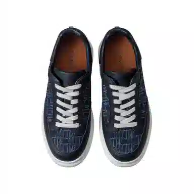 THOM WILLS trainer