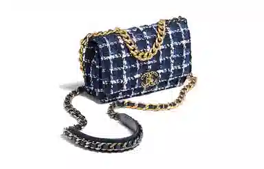 CHANEL 19
