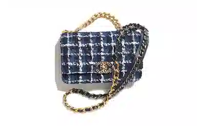 CHANEL 19