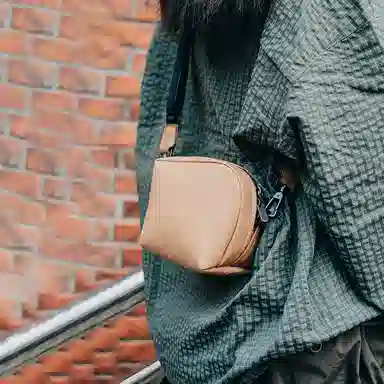 哇吲 设计感小众时尚百搭防水 织物 斜挎包 小号 女款 多色