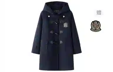 东鲸岁时记 休闲外套学院风徽章纯色连帽牛角扣直筒呢子加厚防寒夹棉大衣 女款