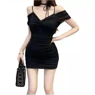 缪斯的诱惑 辣妹纯欲风性感露锁骨扭结设计包臀洋气短裙褶皱裙吊带连衣裙 女款