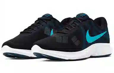 Nike REVOLUTION 4