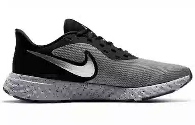 Nike Revolution 5