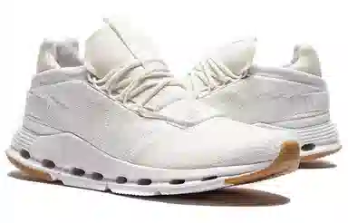 On Cloudnova Undyed