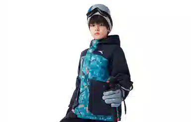 安踏儿童 童装 撞色几何图案长袖羽绒服 儿童款 梦幻黑/蓝满印