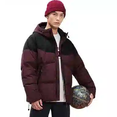 特步 运动生活系列篮球系列 拼接字母拉链连帽舒适透气百搭休闲羽绒服 男款 深菽红/正黑色