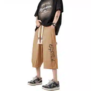 功夫熊猫 美式复古未来主义风手绘卡通动漫字母印花轻薄舒适透气凉感织带抽绳侧边排扣设计时尚宽松阔腿七分休闲短裤 男女同款