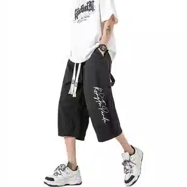 功夫熊猫 美式复古未来主义风手绘卡通动漫字母印花轻薄舒适透气凉感织带抽绳侧边排扣设计时尚宽松阔腿七分休闲短裤 男女同款