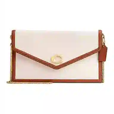 COACH Essential 27 Logo