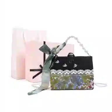 阿玛尼【定制化妆包】琥珀 雾荷雀鹰 可爱  梦幻 灵动 艺术感 油画田园风 约会 通勤 黑色高定化妆包