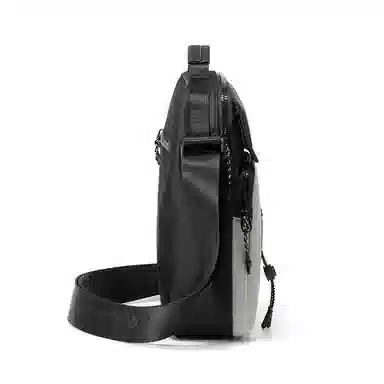 马莎兰缇 休闲百搭撞色通勤骑行机能风轻便潮流多功能 合成革 斜挎包 男款 黑配灰