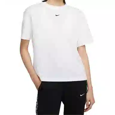 Nike Sportswear Essentlals logoT