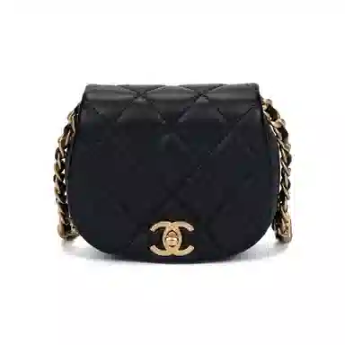 CHANEL 21B Shell Saddle Bag Black