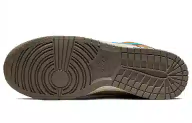 size? x Nike Dunk Low Brown