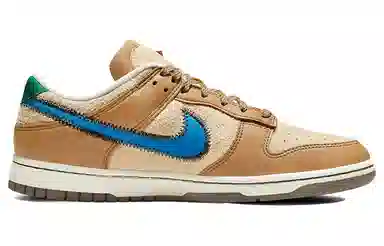 size? x Nike Dunk Low Brown
