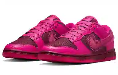 Nike Dunk Low "Valentine's Day"
