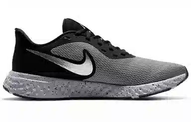 Nike Revolution 5