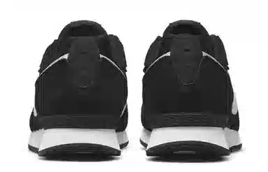 Nike Venture Runner Black White