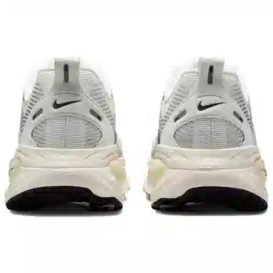 Nike Vomero 18 Beige