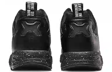 特步 简约都市中帮运动鞋 黑色