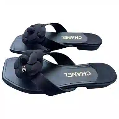 CHANEL FW25 Pinzas Camellia Flat Sandals Black