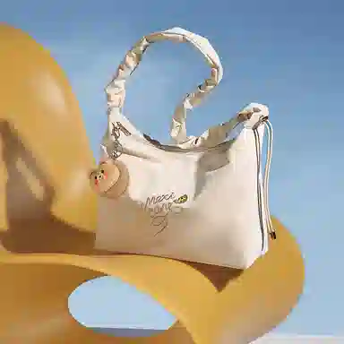 稻草人 春夏纯色高级质感小众少女褶皱 聚氨酯革 单肩斜挎包 女款 米白