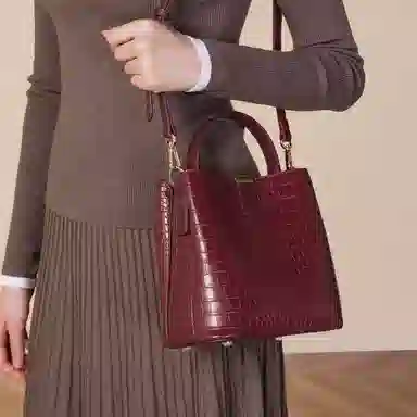 稻草人 时尚通勤实用高级感鳄鱼纹水桶包 聚氨酯革 手提包 常规 女款 多色