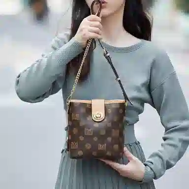 稻草人 百搭时尚高级感小众老花通勤 聚氨酯 水桶包单肩包斜挎包 女款 皮棕色