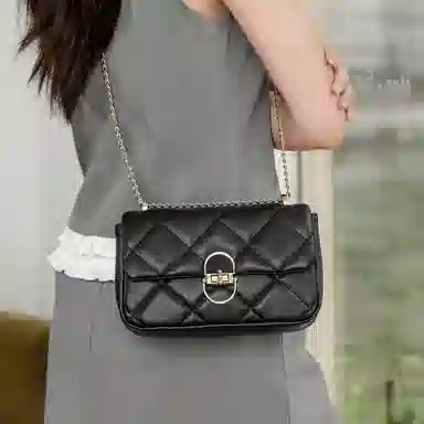 稻草人 华夫菱格休闲百搭通勤游玩包高颜值设计精致小香风 牛皮拼合成革 斜挎包 常规 女款 黑色/白色