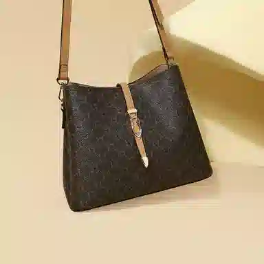 稻草人 经典老花纹印花可调节肩带 聚氨酯 水桶包单肩包斜挎包 常规 女款 深棕色/卡其