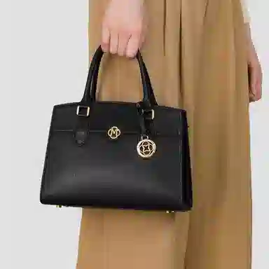 稻草人 百搭时尚风字母徽章 高级感车缝线上班族通勤 人造革 手提单肩斜挎包 女款 黑色/棕色/卡其