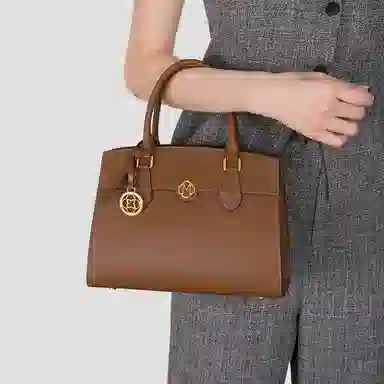 稻草人 百搭时尚风字母徽章 高级感车缝线上班族通勤 人造革 手提单肩斜挎包 女款 黑色/棕色/卡其