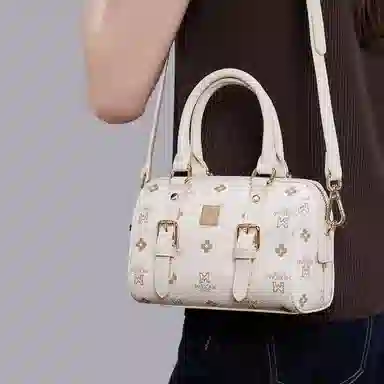 稻草人 小众可爱印花高级感简约百搭通勤波士顿包 聚氯乙烯革拼聚氨酯革 单肩斜挎手提包 常规 女款 米白/深棕/粉色