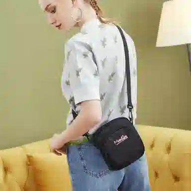 稻草人 新款休闲百搭潮流轻便运动 织物 单肩包斜挎包 常规 男女同款情侣款 黑色