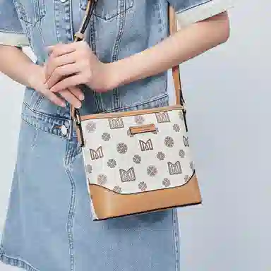 稻草人 经典复古老花印花撞色 聚氯乙烯革和聚氨酯革 水桶包单肩包斜挎包 常规 女款 深棕色/米白